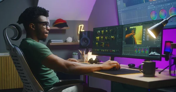 非裔美国人视频制造商编辑动作片 进行色彩分级 在家里工作 软件接口与Rgb工具和车轮在计算机和大数字屏幕上 电影后期制作的概念 — 图库照片