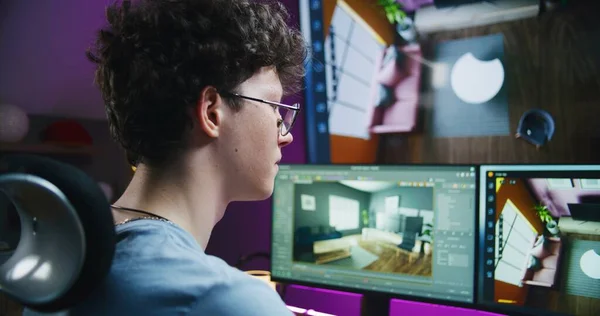 年轻的3D设计师创作现代住宅内部 在总部设计项目 青少年利用软件接口和工具 在计算机和大数字屏幕上训练三维建模和规划 — 图库照片