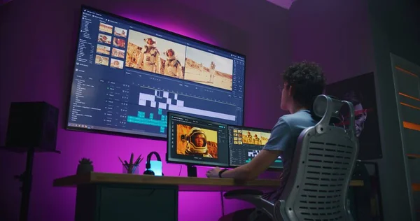 Ung Videoskapare Redigerar Film Rymduppdrag Arbetar Hemmakontoret Film Och Programvarugränssnitt — Stockfoto
