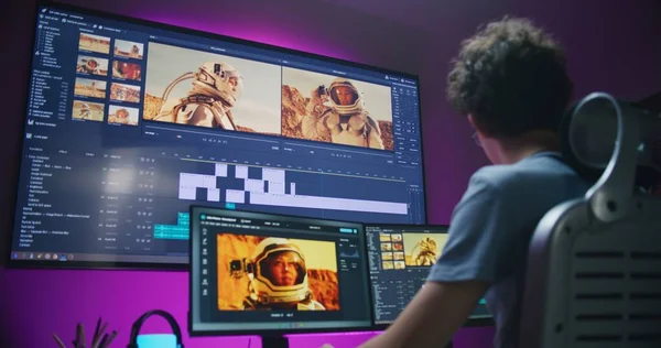这家年轻的视频制作者编辑了一部关于太空任务的电影 在总部工作 电影镜头和软件接口与工具和声音轨道上的计算机和大数字屏幕 后期制作概念 — 图库照片