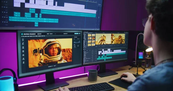 这家年轻的视频制作者编辑了一部关于太空任务的电影 在总部工作 电影镜头和软件接口与工具和声音轨道上的计算机和大数字屏幕 后期制作概念 — 图库照片