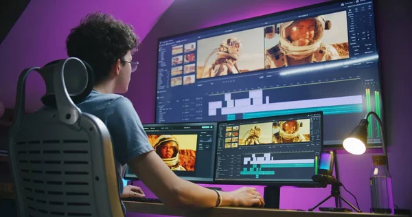 年轻的编辑 视频制造商编辑声音曲目为电影与宇航员 工作在总部办公室 电影镜头和程序接口与工具在计算机和大的数字屏幕上 后期制作概念 — 图库照片