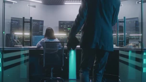 Programadores Software Trabalham Computadores Especialista Técnico Entra Moderna Sala Controle — Vídeo de Stock