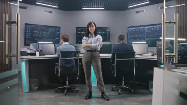 Kvinnlig Big Data Forskare Står Övervakningsrummet Och Tittar Kameran Programvaruingenjörer — Stockvideo