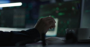 Borsa simsarı elinde kalem döndürür, komisyoncu bürosunda çalışır. Gerçek zamanlı hisse senetleri, döviz borsaları ve bilgisayar ekranlarında yayınlanan TV haberleri. Yatırım ve kripto para ticareti. Kapat..