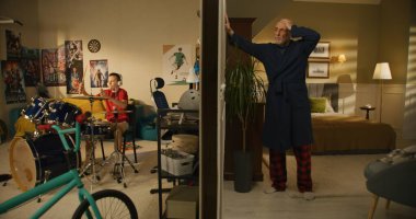 Genç çocuk evde davul setiyle oynuyor. Gürültücü komşu tarafından rahatsız edilen yaşlı bir adam, çığlıklar, duvara vurmalar. Düşük seviyede ses yalıtımı. Daireler duvarla ayrılmış. Komşuluk kavramı.