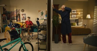 Genç çocuk evde davul setiyle oynuyor. Gürültücü komşu tarafından rahatsız edilen yaşlı bir adam, çığlıklar, duvara vurmalar. Düşük seviyede ses yalıtımı. Daireler duvarla ayrılmış. Komşuluk kavramı.