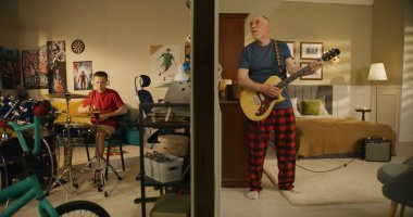 Genç çocuk bateri kullanarak müzisyenlik eğitimi alıyor. Yaşlı adam komşusuyla birlikte elektro gitar çalıp şarkı söylüyor. İnce duvarlar ve düşük ses yalıtımı. Komşular birlikte müzik yapar..