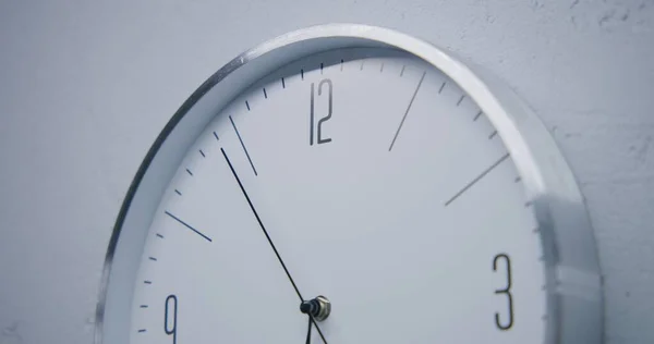Statyczny Strzał Białego Zegarka Metalową Ramą Wiszącą Ścianie Pokazującą Czas — Zdjęcie stockowe