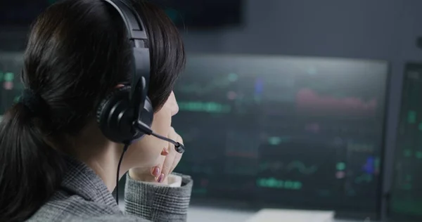 Komisyonculuk Bürosunda Çalışan Kulaklıklı Kadın Finans Analistini Kapatın Kadını Bilgisayar — Stok fotoğraf