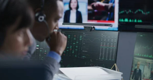 Gemengde Race Handelaren Werken Computer Met Real Time Aandelen Wisselmarkt — Stockfoto