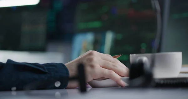 金融分析师手握铅笔 在银行办公室工作 在计算机显示器上显示实时股票 外汇市场图表和电视新闻 分析和加密货币交易 近距离拍摄 — 图库照片