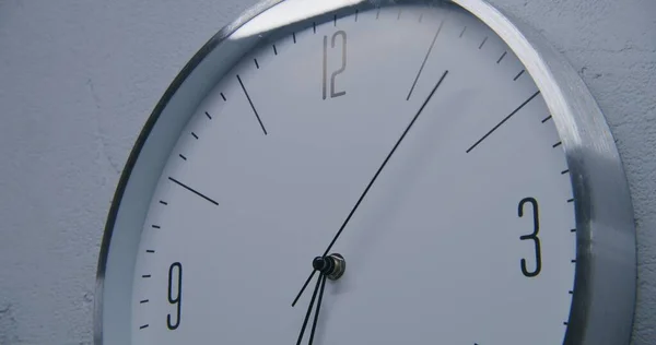 Estática Toma Reloj Blanco Con Marco Metal Colgando Pared Mostrando — Foto de Stock