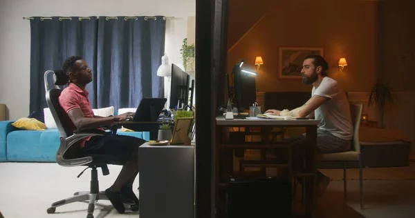 Dos Hombres Multirraciales Sientan Frente Las Computadoras Los Dormitorios Hablan — Foto de Stock