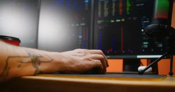Male Trader Broker Uses Clicks Computer Mouse Analyzes Real Time — Stock Photo, Image