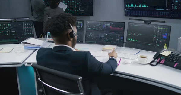 African American Trader Works Computer Displayed Real Time Stocks Coworkers — Stock Photo, Image