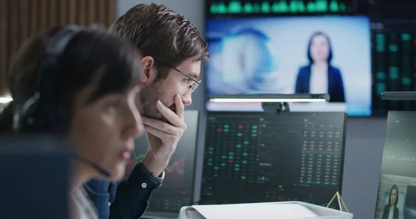 Financiële Analisten Werken Aan Multi Monitor Computer Met Real Time — Stockfoto