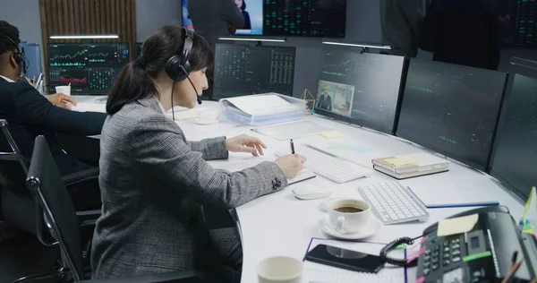 Vrouwelijke Handelaar Schrijft Notitieblok Werkt Computer Met Weergegeven Real Time — Stockfoto