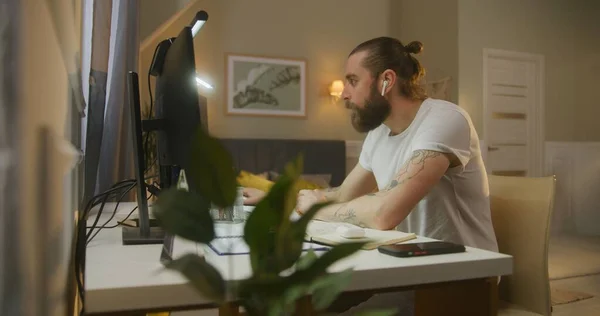 Συγκεντρωμένος Άνθρωπος Ασύρματα Ακουστικά Surfs Internet Στο Σπίτι Web Designer — Φωτογραφία Αρχείου