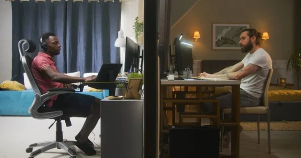 Dois Vizinhos Diversos Sentam Computadores Homem Começa Trabalhar Remotamente Outro — Fotografia de Stock