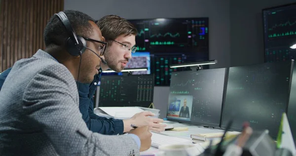 Multiraciale Financiële Analisten Praten Monitoren Real Time Aandelen Computer Zakenmensen — Stockfoto