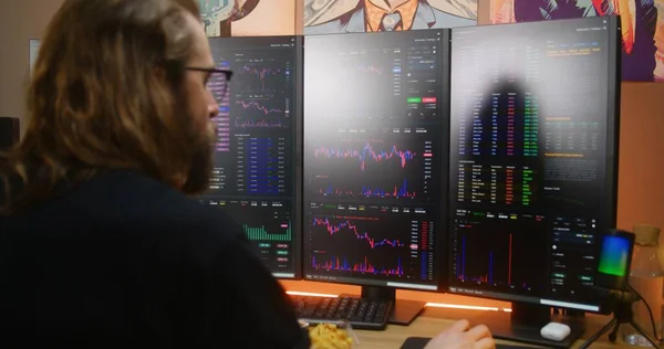以男性交易员为重点 分析实时股票 在多台监控计算机工作站上交换市场图表 吃快餐 人在总公司的投资方面做得很远 加密货币交易 — 图库照片