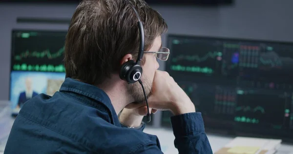 在银行办公室工作的耳机中 男性金融分析师的近照 多显示器计算机与实时股票 交换市场图表 图表和电视新闻 加密货币交易 — 图库照片