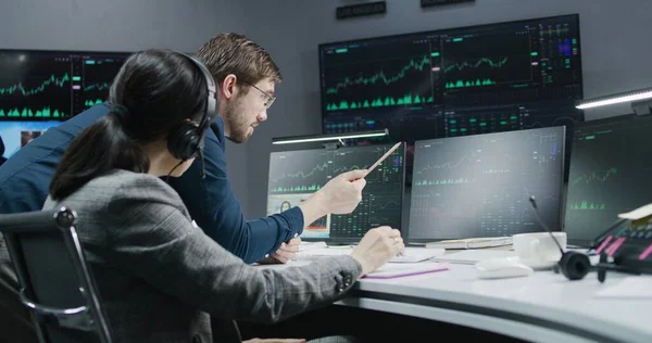Vrouwelijke Aandelenhandelaar Beleggingsadviseur Bespreken Real Time Aandelengegevens Computer Collega Werken — Stockfoto