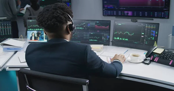 非裔美国商人在电脑上工作 拥有实时股票 同事们在大屏风的背景下分析交易市场图表 贸易和投资概念 后视镜Dolly Shot — 图库照片