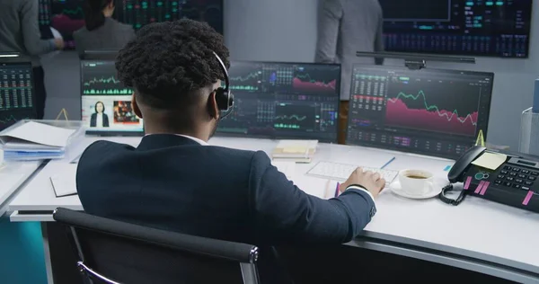 非裔美国商人在电脑上工作 拥有实时股票 同事们在大屏风的背景下分析交易市场图表 贸易和投资概念 后视镜Dolly Shot — 图库照片