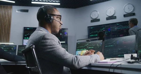 Afroamerikansk Investerare Med Pennan Handen Arbetar Vid Datorn Med Visade — Stockfoto
