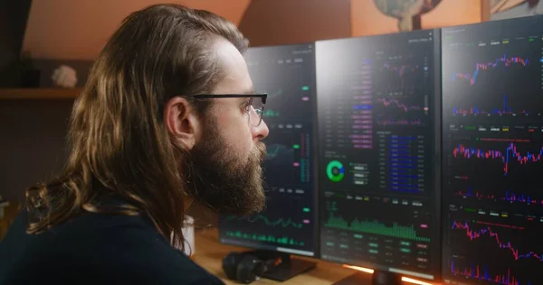 集中的男性交易者在多显示器计算机工作站上实时观看股票 交换市场图表 人在总公司的投资方面做得很远 加密货币交易 靠近点 — 图库照片