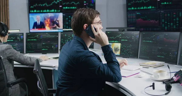 Erkek Borsacı Telefonla Konuşuyor Şadamları Komisyoncu Bürosunda Çalışır Bilgisayar Monitörleri — Stok fotoğraf