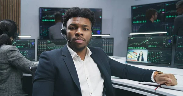 Afrikalı Amerikalı Bir Finans Analisti Bilgisayarda Çalışır Gerçek Zamanlı Hisse — Stok fotoğraf