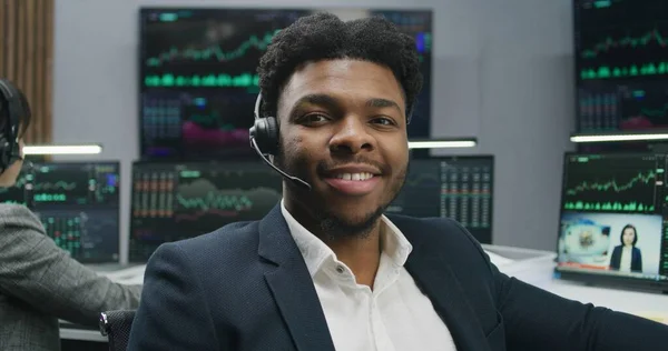 Afroamerikanischer Händler Mit Headset Sitzt Der Nähe Eines Computers Mit — Stockfoto