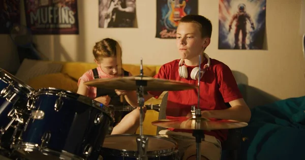 Junge Und Mädchen Spielen Nachts Schlagzeug Und Ukulele Schlafzimmer — Stockfoto