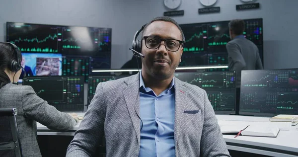 Afroamerikansk Finansanalytiker Headset Sitter Nära Datorn Med Visade Realtidslager Och — Stockfoto