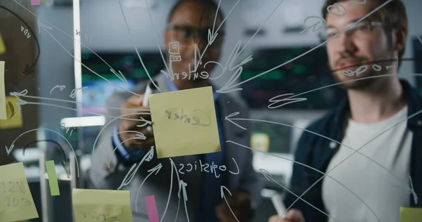 金融アナリストや投資マネージャーは ガラス壁に描画し ビジネス戦略を分析し 銀行オフィスでの暗号取引 リアルタイム株式と取引所市場チャートを持つコンピュータやデジタル画面 — ストック写真