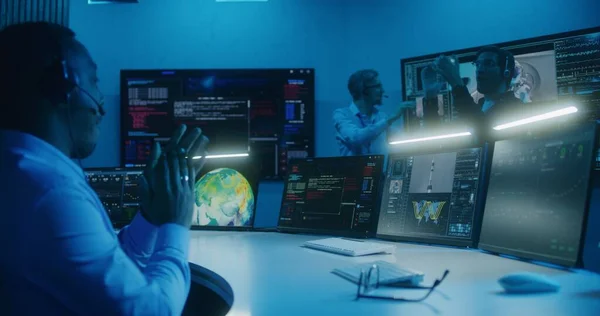 Afroamerykanin Słuchawkach Monitoruje Misję Kosmiczną Komputerze Wieloma Monitorami Centrum Dowodzenia — Zdjęcie stockowe