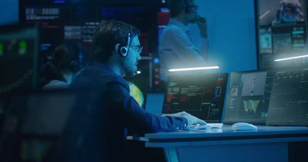 Różnorodni Operatorzy Kontroli Lotów Zestawach Słuchawkowych Monitorują Misję Kosmiczną Komputerach — Zdjęcie stockowe
