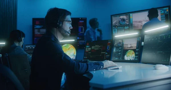 Der Flugkontrolleur Sitzt Mit Headset Vor Computern Missionskontrollzentrum Überwacht Die — Stockfoto