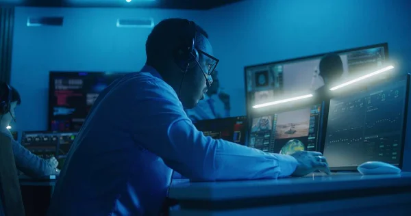 Afro Amerikaanse Vluchtcontroleur Headset Bewaakt Ruimtemissie Multi Monitor Computer Commandocentrum — Stockfoto
