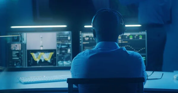 Den Afroamerikanska Flygkontrollanten Sitter Framför Datorer Och Övervakar Rymduppdraget Kontrollcentret — Stockfoto