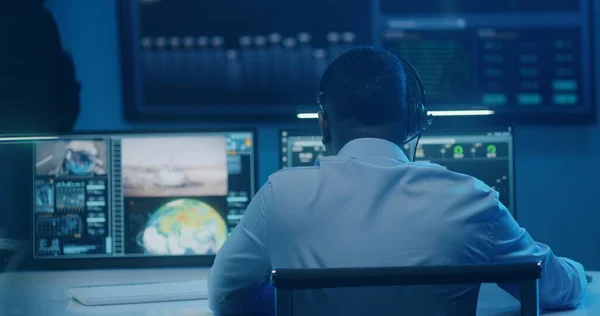 Afroamerykanin Siedzi Przed Komputerami Monitoruje Misję Kosmiczną Centrum Kontroli Misji — Zdjęcie stockowe