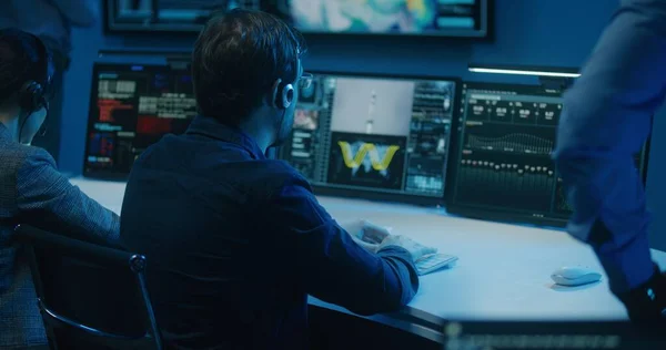 Operatorzy Kontroli Lotów Słuchawkach Monitorują Misję Kosmiczną Komputerze Centrum Kontroli — Zdjęcie stockowe