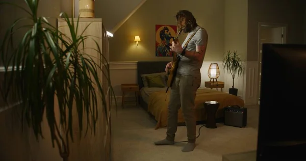 Hombre Toca Guitarra Dormitorio — Foto de Stock