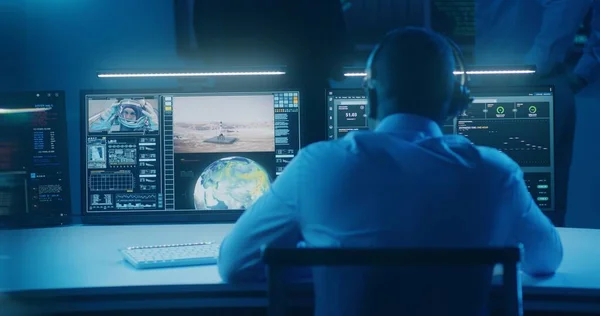 Empleado Control Vuelo Afroamericano Sienta Frente Computadoras Monitorea Misión Espacial —  Fotos de Stock