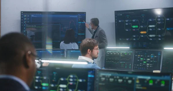Specjaliści Pomocy Technicznej Siedzą Przy Komputerach Wyświetlaną Mapą Sieci Blockchain — Zdjęcie stockowe