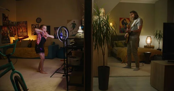 Hombre Toca Guitarra Eléctrica Dormitorio Chica Joven Graba Video Baile —  Fotos de Stock