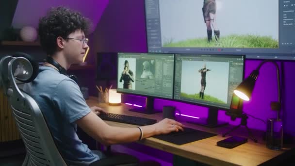 Jonge Ontwerper Tekent Videogame Karakter Creëert Animatie Tiener Werkt Afstand — Stockvideo